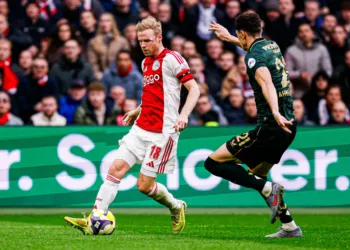 Van Persie dismisses speculation after Feyenoord lose Klassieker