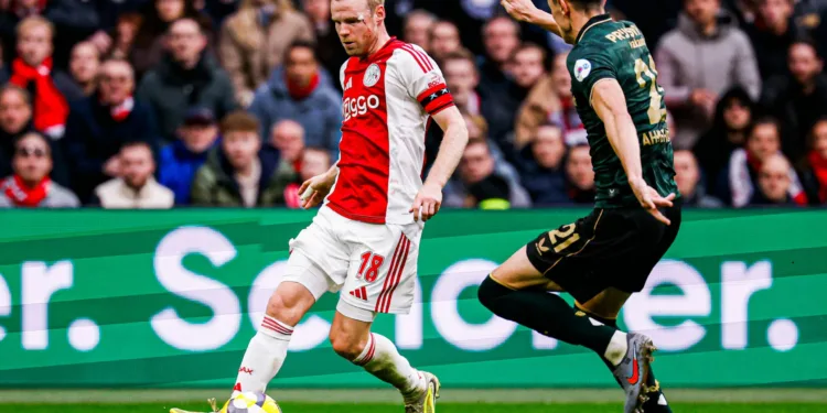 Van Persie dismisses speculation after Feyenoord lose Klassieker