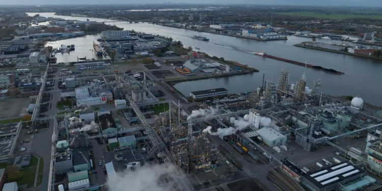 Environmental groups take Dutch state to court over PFAS