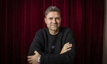 Simon Keizer is in luisterboek na 25 jaar open over de cafébrand