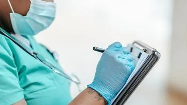 Vrouwen betalen meer voor basiszorg dan mannen, dit is het verschil