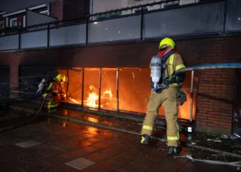 Tientallen bewoners uit woningen gehaald om brand Hellevoetsluis