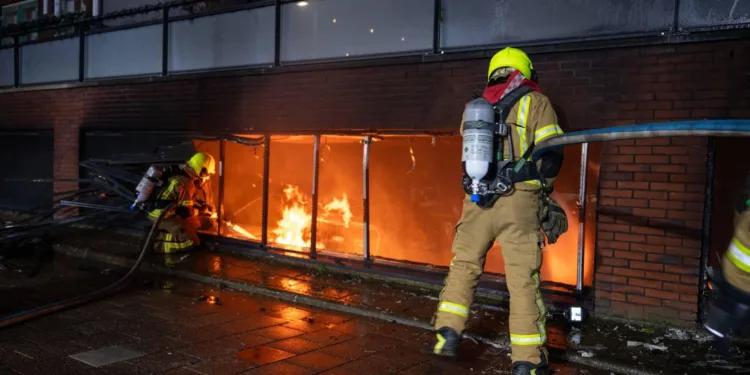 Tientallen bewoners uit woningen gehaald om brand Hellevoetsluis