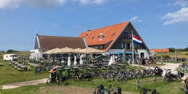 Spending in cafes goes up, but financial problems remain