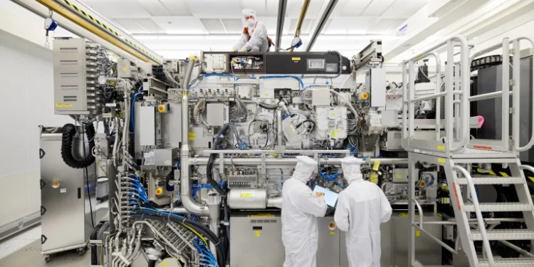 After record year, ASML is to cut 1,700 jobs, mainly in NL