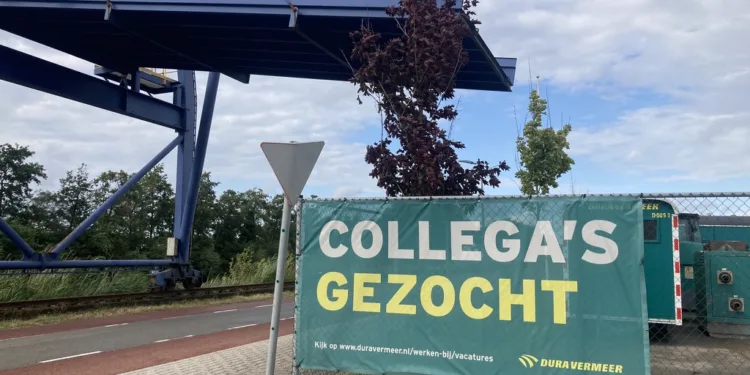 Job vacancies are down, unemployment is up to 4%: CBS