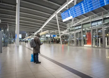 Trains cancelled by IT failure as snow continues to cause havoc