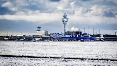 Op Schiphol vliegt er weinig, maar op Eindhoven wel: hoe zit dat?