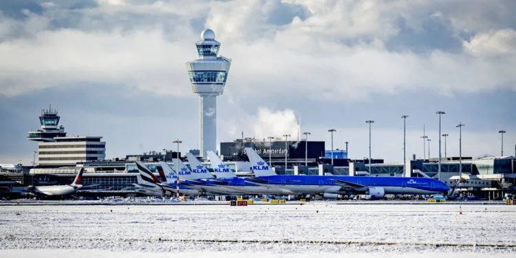 Fourth day of delays as up to 10cm of snow falls in Netherlands