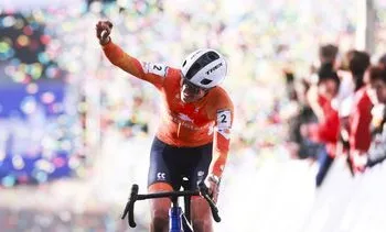 Veldrijdster Brand bekroont topseizoen met wereldtitel in Hulst