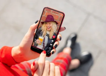 More of the Dutch back a social media ban for younger teenagers