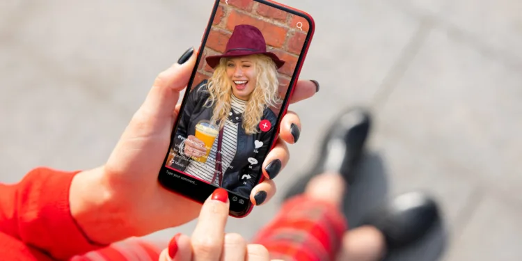 More of the Dutch back a social media ban for younger teenagers