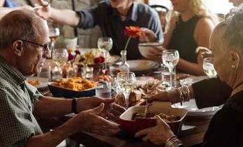 Eerder beginnen met eten is minder onbeleefd dat je denkt