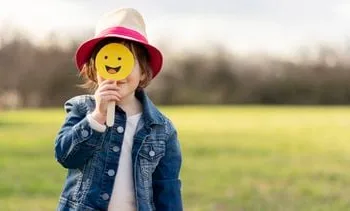 Scherm je het gezicht van je kind op foto’s af met een emoji? ‘Dat beschermt niet tegen AI’