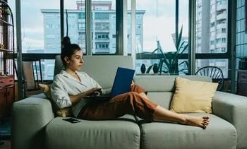 Werknemers doen steeds vaker privézaken tijdens werktijd