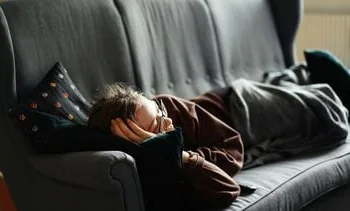 Hoe komt het dat we in de winter zo moe zijn?