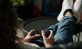 Schermtijd, scrollen en gamen maken tieners niet per se somber