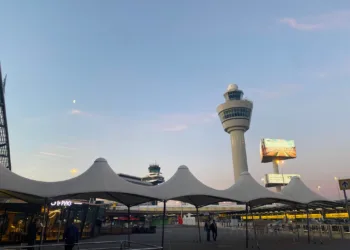 Schiphol changes course to lobby against night flying ban