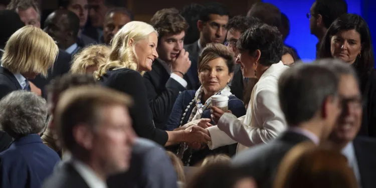 Kroonprinses Mette-Marit biedt excuses aan voor banden Epstein