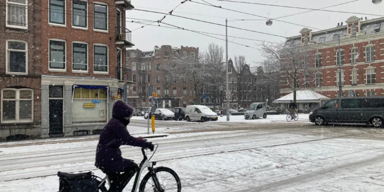 Snow and icy roads forecast before temperatures rise at weekend