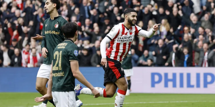 PSV punish Feyenoord errors to take 17-point lead in Eredivisie