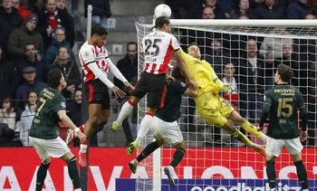 PSV laat Feyenoord kansloos (3-0) en ziet landstitel al naderen