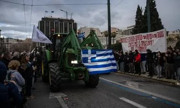 Griekse boeren protesteren met tractoren in Athene