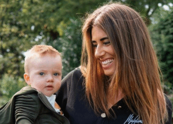 Lindsey (37) onderging hersenoperatie om alleenstaande moeder te worden