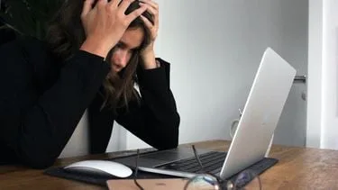 Steeds meer werknemers eenzaam: dit zijn de gevolgen