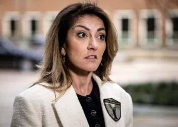 Zondag militair vliegtuig naar Oman om mensen terug te halen