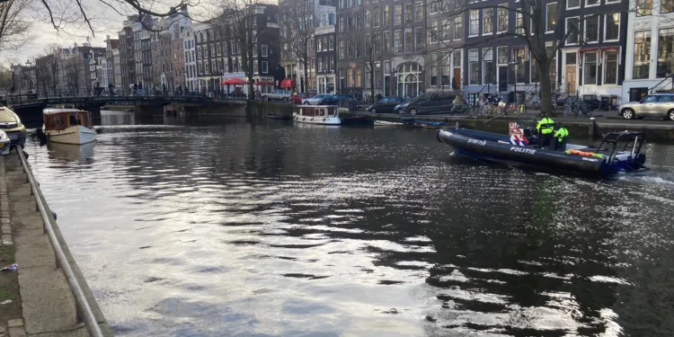 Local businesses rubbish Amsterdam Singel garbage boat plan