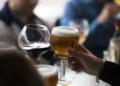 Alcohol waar je kind bij is? Onderzoek wijst op invloed van ouders