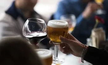 Alcohol waar je kind bij is? Onderzoek wijst op invloed van ouders