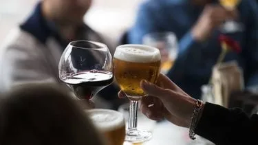 Alcohol waar je kind bij is? Onderzoek wijst op invloed van ouders