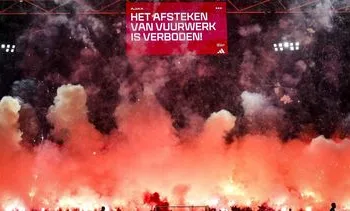 Twee verdachten aangehouden om vuurwerk bij Ajax- FC Groningen