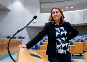 Coalition parties “open to talks” on French nuclear weapons