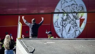 Ajaxbus kort stilgezet door groep met fakkels op snelweg A4