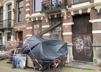 Brad Pitt and crew take over Amsterdam’s canals for film shoot