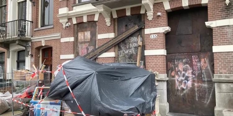 Brad Pitt and crew take over Amsterdam’s canals for film shoot