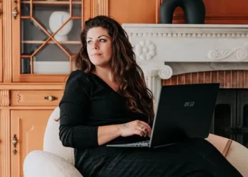 ‘Ik liet mijn partner mijn geldzaken regelen en keek nooit mee’