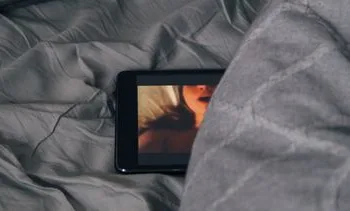 Is porno kijken goed voor je relatie? Dit zegt een onderzoeker
