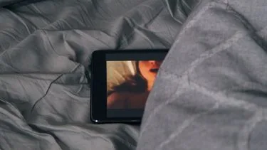 Is porno kijken goed voor je relatie? Dit zegt een onderzoeker