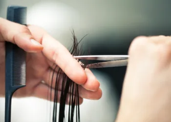 “Listening chair” at hairdresser’s can help abuse victims