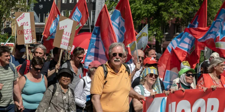 Cabinet drops pension plan as unions plan further protests