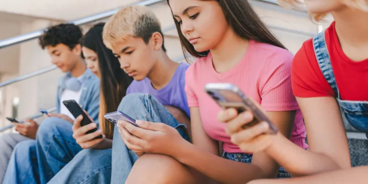 Parents back phone ban in schools, want more info on use of AI