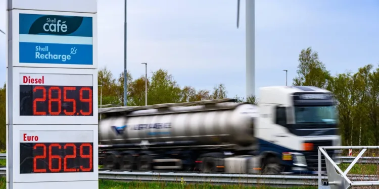 Olieprijs 10 procent lager na verklaring Iran over openen Hormuz