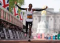 Keniaan Sawe wint marathon in wereldrecord van onder de 2 uur