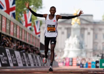 Keniaan Sawe wint marathon in wereldrecord van onder de 2 uur