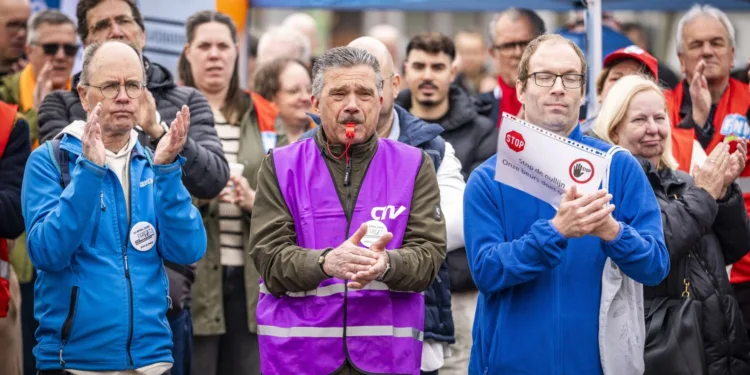 Civil servants set for 2.7% pay rise after months of strikes