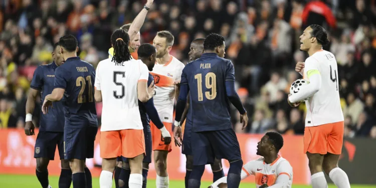 Dumfries dismissed as Netherlands dig in to draw with Ecuador